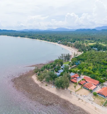 ห้องพักมองวิวทะเล ที่พักทับสะแก Rocky Point Resort